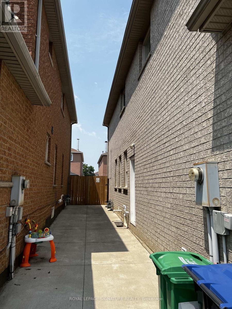 633 Mirage Place, Mississauga, Ontario  L5R 3Y3 - Photo 3 - W12448397
