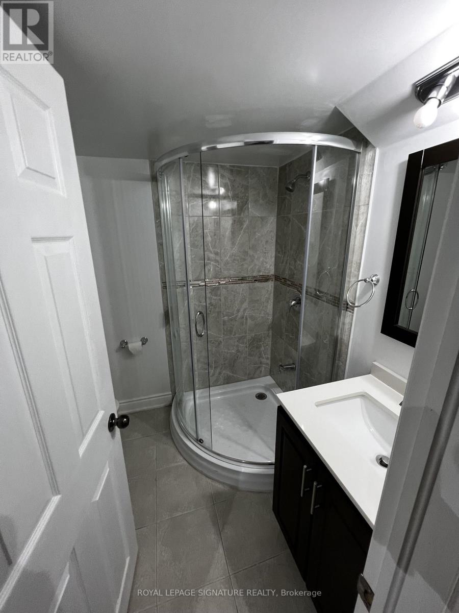 633 Mirage Place, Mississauga, Ontario  L5R 3Y3 - Photo 4 - W12448397