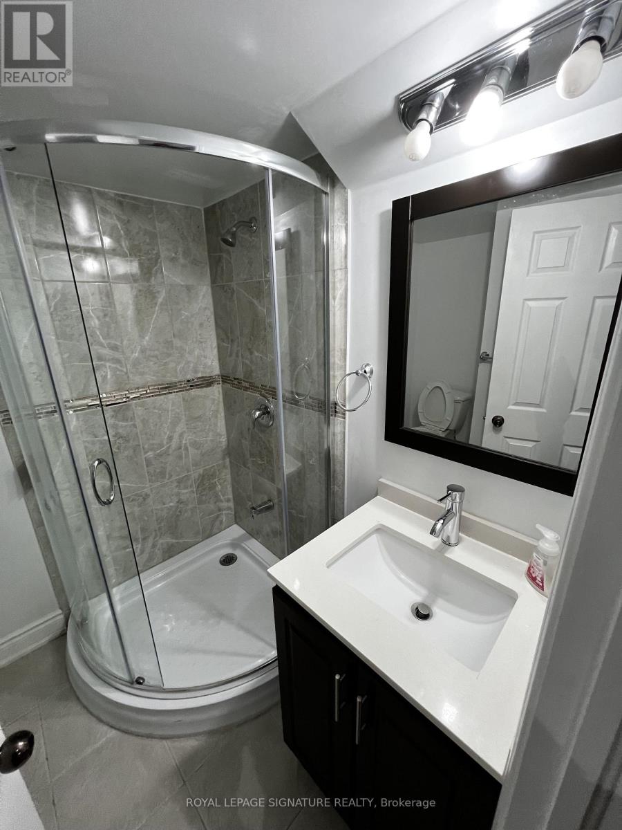 633 Mirage Place, Mississauga, Ontario  L5R 3Y3 - Photo 5 - W12448397