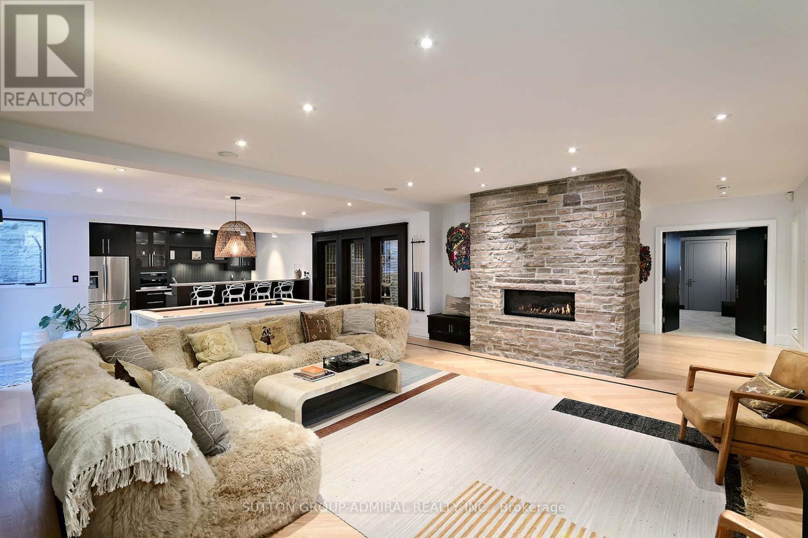 211 Glenview Drive, Mississauga, Ontario  L5G 2N7 - Photo 35 - W12447647