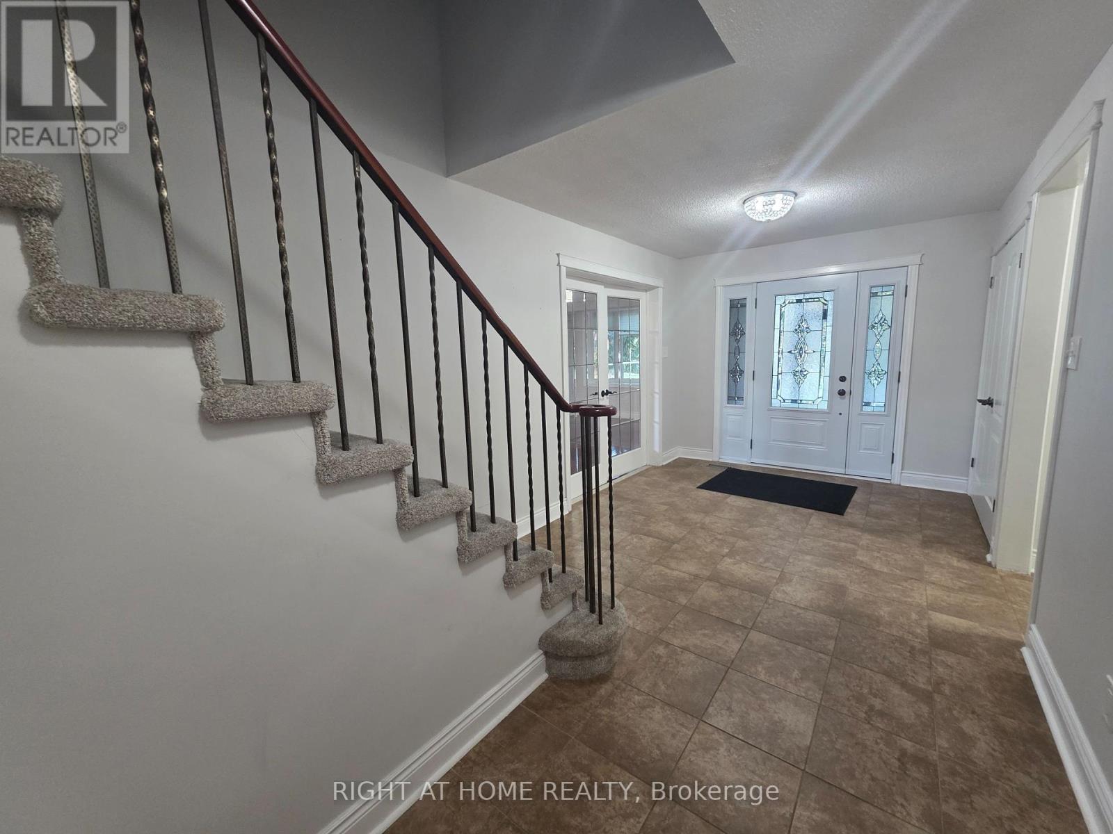 16 Portland Crescent, Newmarket, Ontario  L3Y 6A5 - Photo 5 - N12338701
