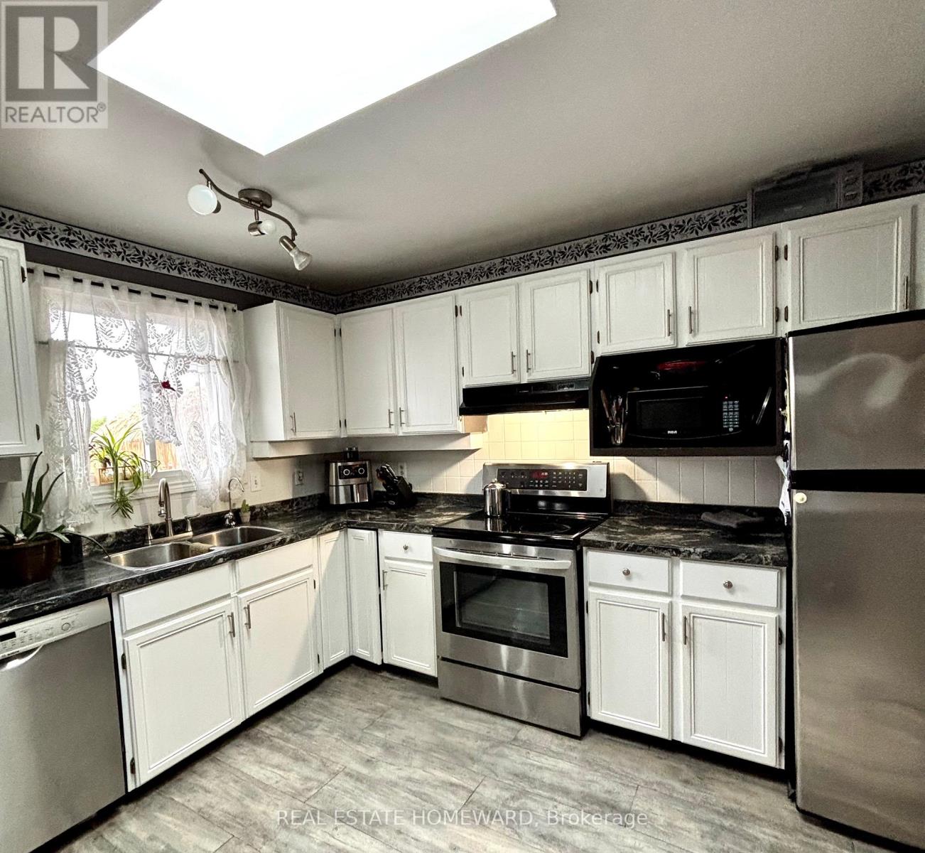 35 Bleeker Avenue, Quinte West, Ontario  K8V 5Y2 - Photo 8 - X12365771