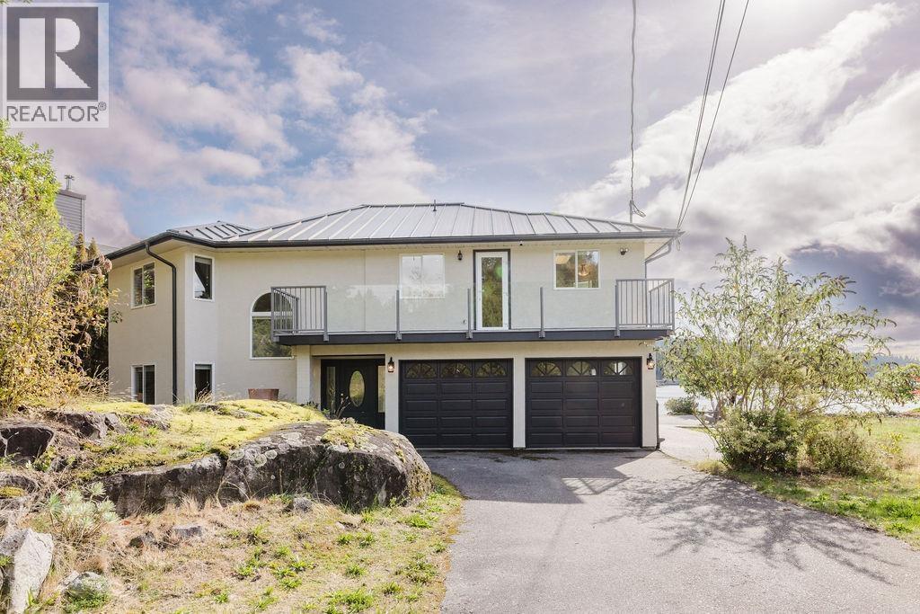 5620 Mintie Road, Halfmoon Bay, British Columbia  V7Z 1E8 - Photo 2 - R3056047