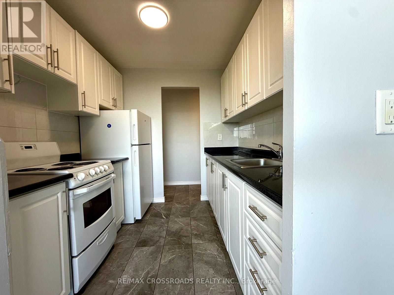 701 - 363 Lakeshore Road E, Mississauga, Ontario  L5G 1H7 - Photo 5 - W12448437