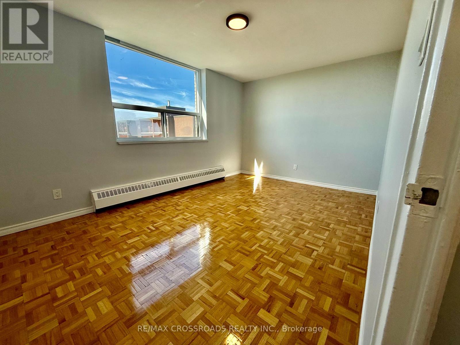 701 - 363 Lakeshore Road E, Mississauga, Ontario  L5G 1H7 - Photo 8 - W12448437