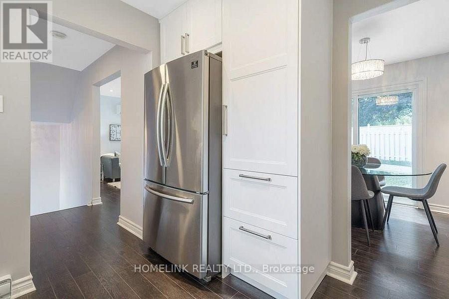 25 Hercules Court, Brampton (Central Park), Ontario  L6S 1X6 - Photo 8 - W12448441