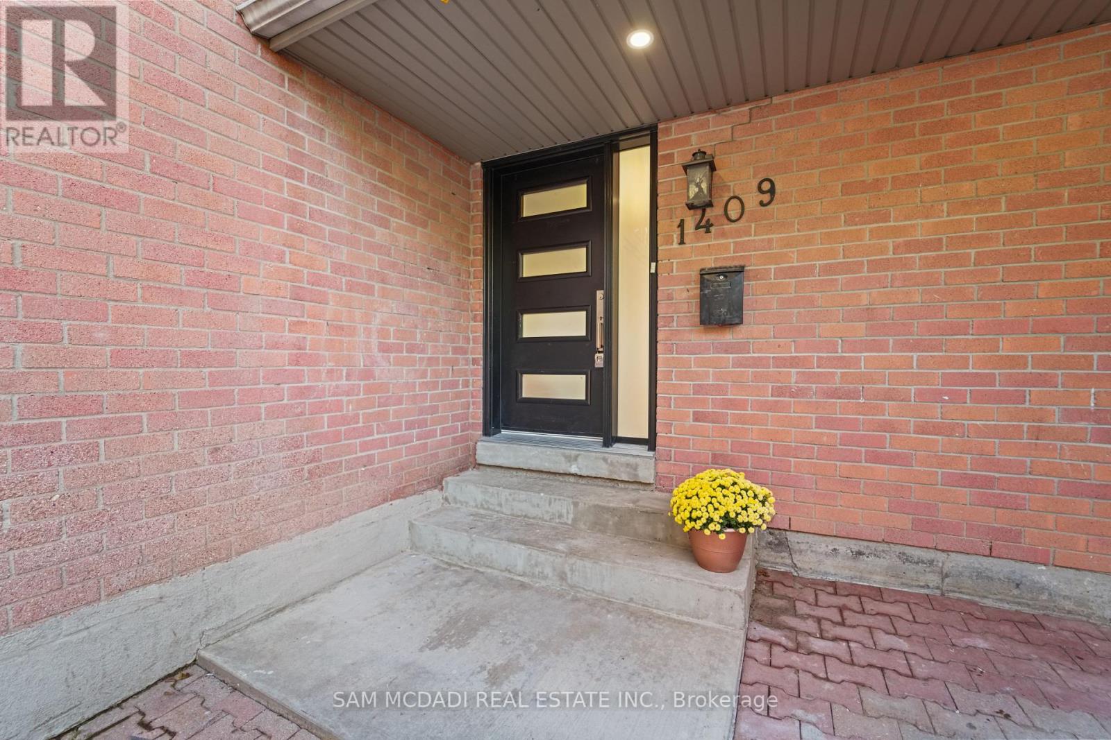 1409 Lefkas Court, Mississauga, Ontario  L5J 4L8 - Photo 3 - W12448443