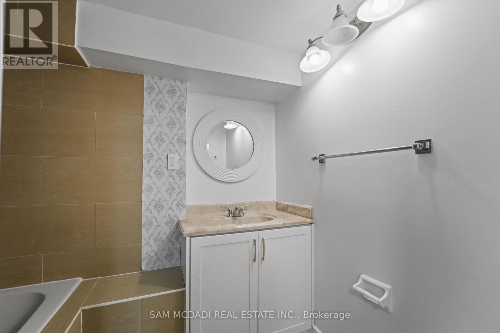 1409 Lefkas Court, Mississauga, Ontario  L5J 4L8 - Photo 33 - W12448443