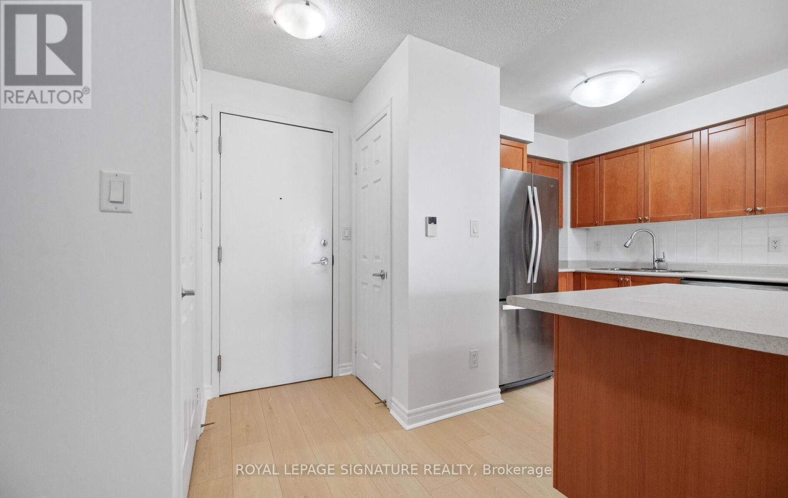 1508 - 3880 Duke Of York Boulevard, Mississauga, Ontario  L5B 4M7 - Photo 3 - W12448367