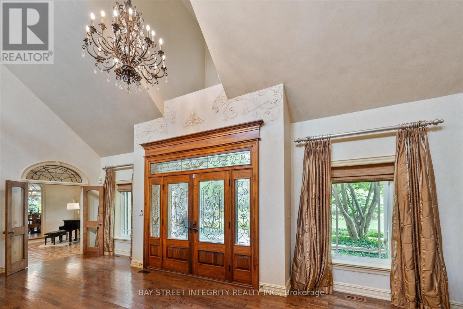 12 Alm Court, Aurora, Ontario  L4G 6W8 - Photo 4 - N12448447