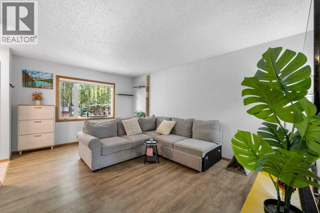 488 Bracewood Crescent Sw, Calgary, Alberta  T2W 3B8 - Photo 6 - A2261944