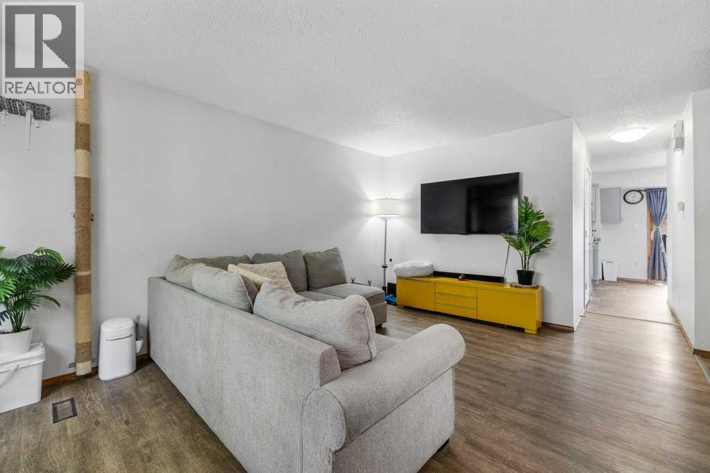 488 Bracewood Crescent Sw, Calgary, Alberta  T2W 3B8 - Photo 7 - A2261944