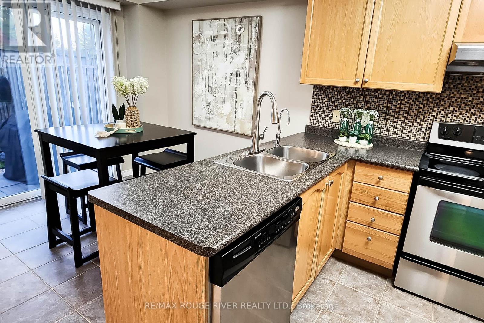 74 Meadow Wood Crescent, Hamilton, Ontario  L8J 3Z8 - Photo 6 - X12448451