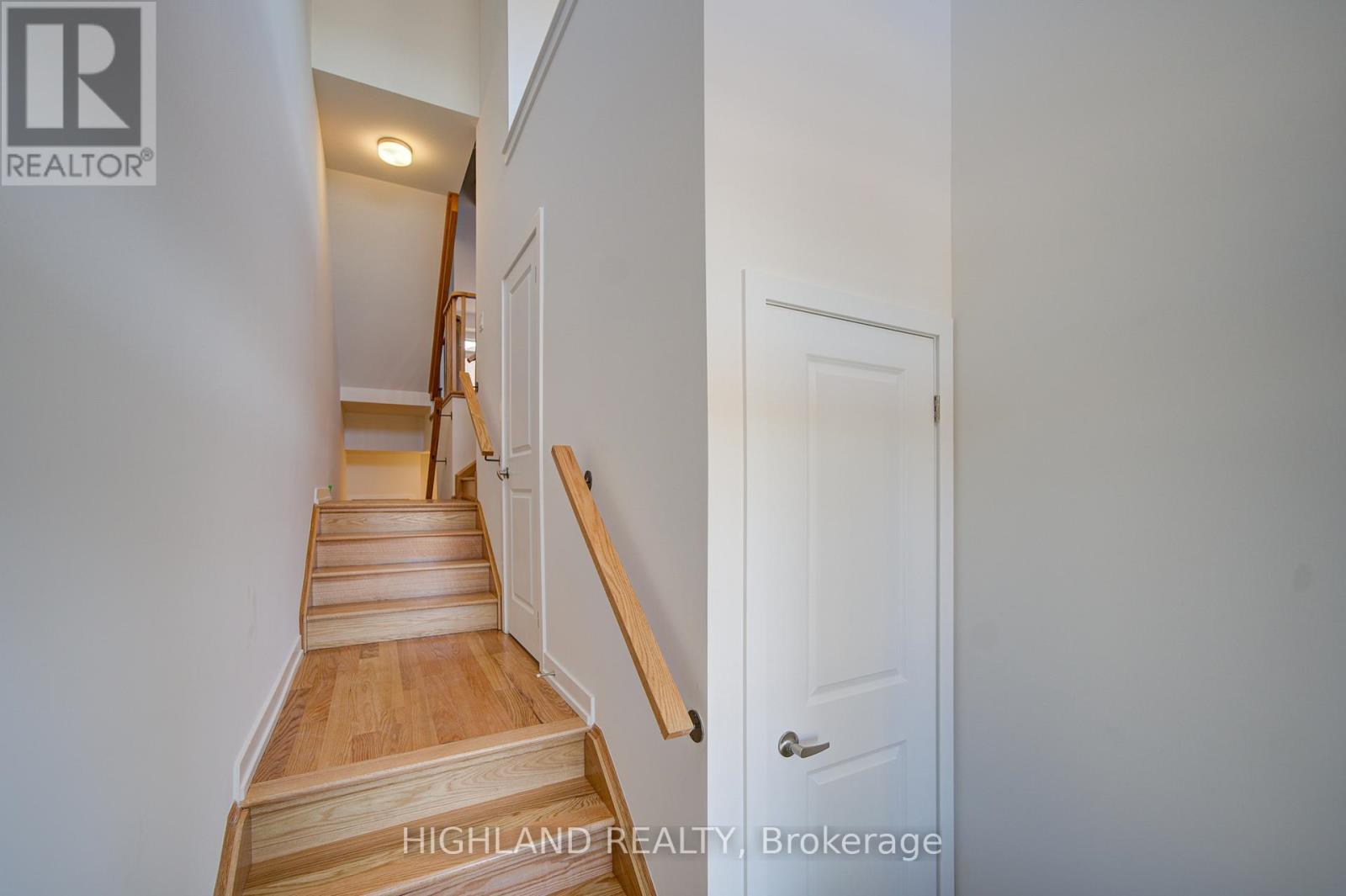 1164 Dartmouth Crescent, Oakville, Ontario  L6H 7H5 - Photo 4 - W12439100
