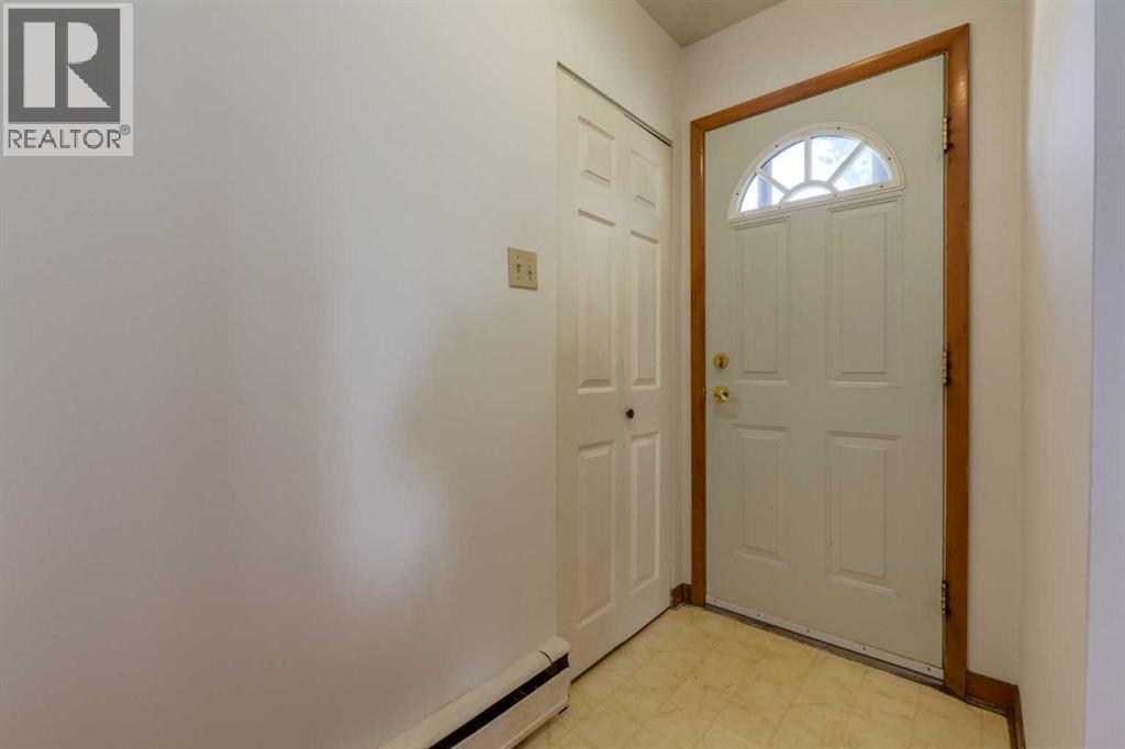 23 Klamath Place Sw, Calgary, Alberta  T2V 2J2 - Photo 2 - A2262308
