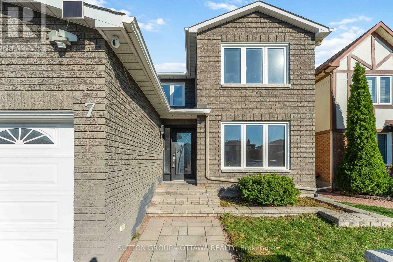 7 Castlethorpe Crescent, Ottawa, Ontario  K2G 5P6 - Photo 2 - X12448494