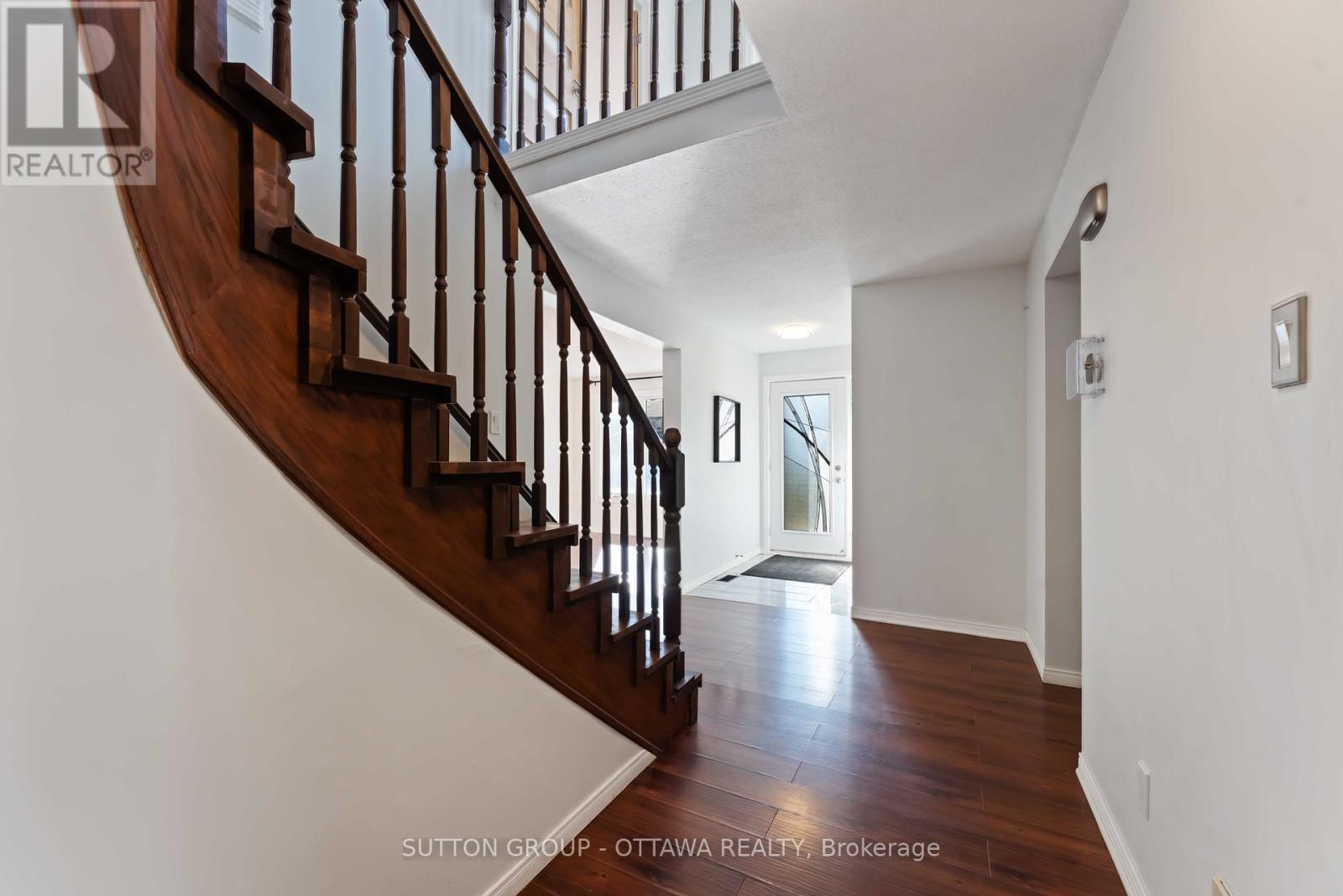 7 Castlethorpe Crescent, Ottawa, Ontario  K2G 5P6 - Photo 3 - X12448494