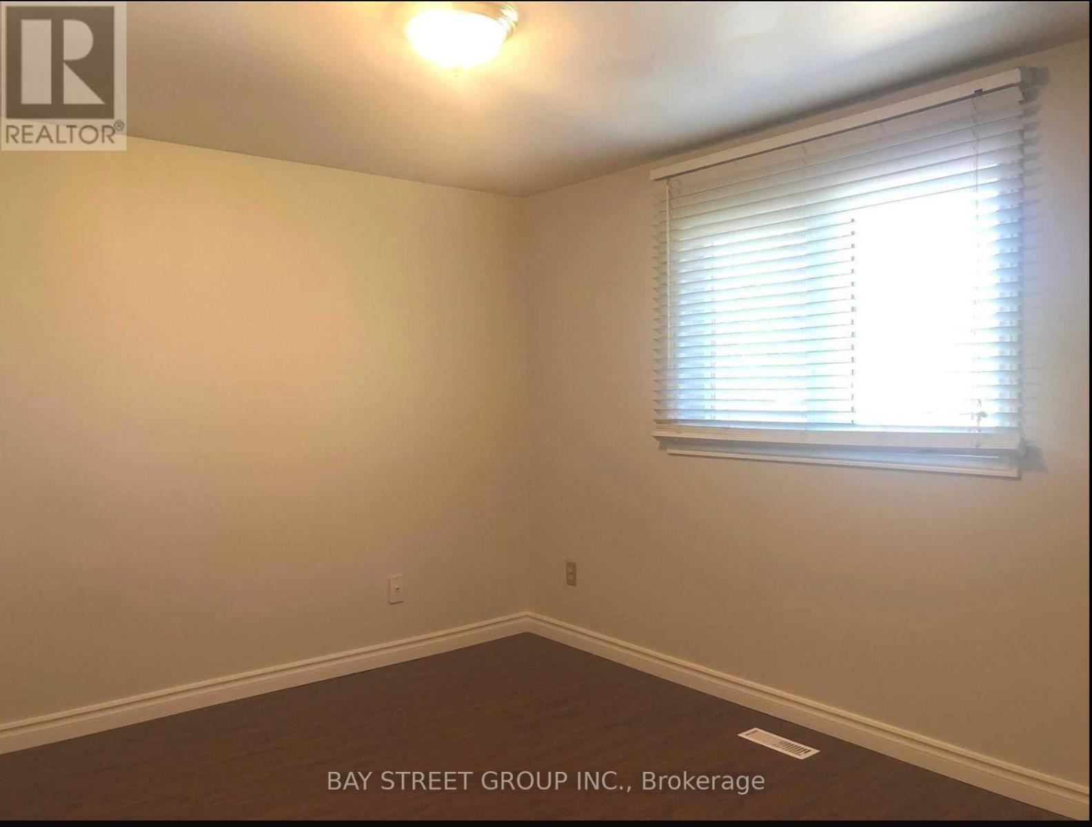 Upper - 641 Eaglemount Crescent, Mississauga, Ontario  L5C 1N8 - Photo 12 - W12448488
