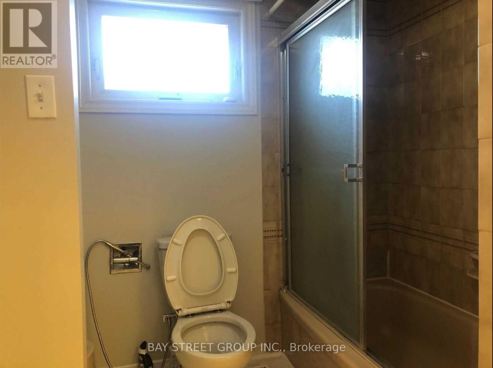 Upper - 641 Eaglemount Crescent, Mississauga, Ontario  L5C 1N8 - Photo 17 - W12448488