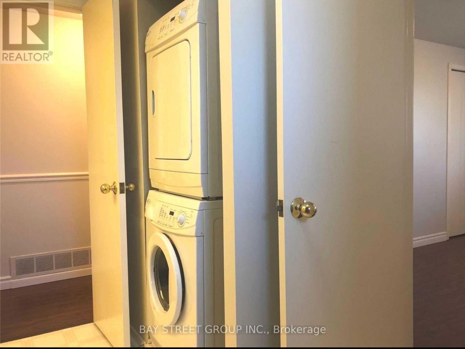 Upper - 641 Eaglemount Crescent, Mississauga, Ontario  L5C 1N8 - Photo 19 - W12448488