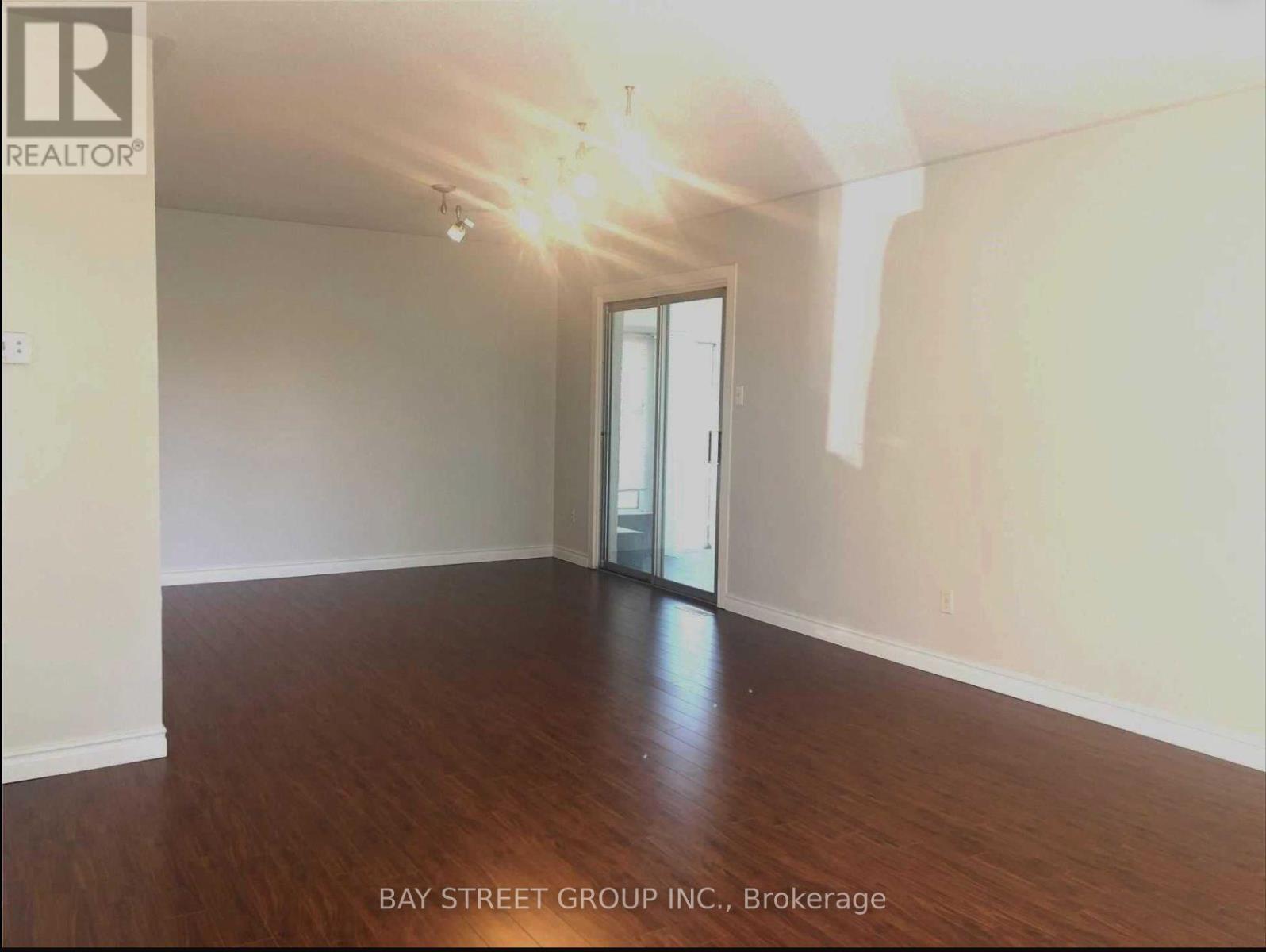 Upper - 641 Eaglemount Crescent, Mississauga, Ontario  L5C 1N8 - Photo 3 - W12448488