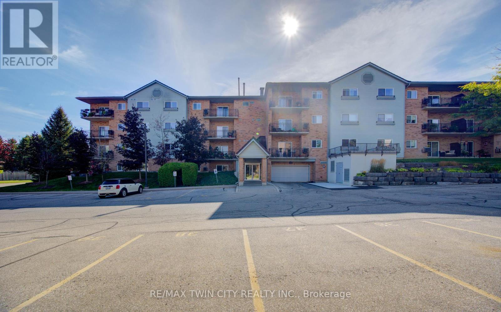402 - 345 Briarmeadow Drive, Kitchener, Ontario  N2A 4J6 - Photo 3 - X12448487