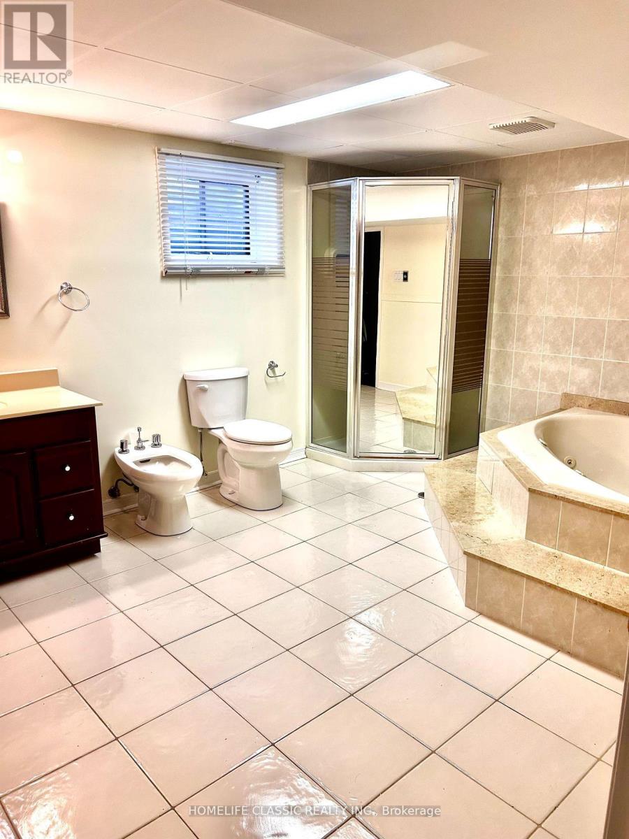 4142 Fieldgate Dr W Drive E, Mississauga, Ontario  L4W 2C5 - Photo 22 - W12448511