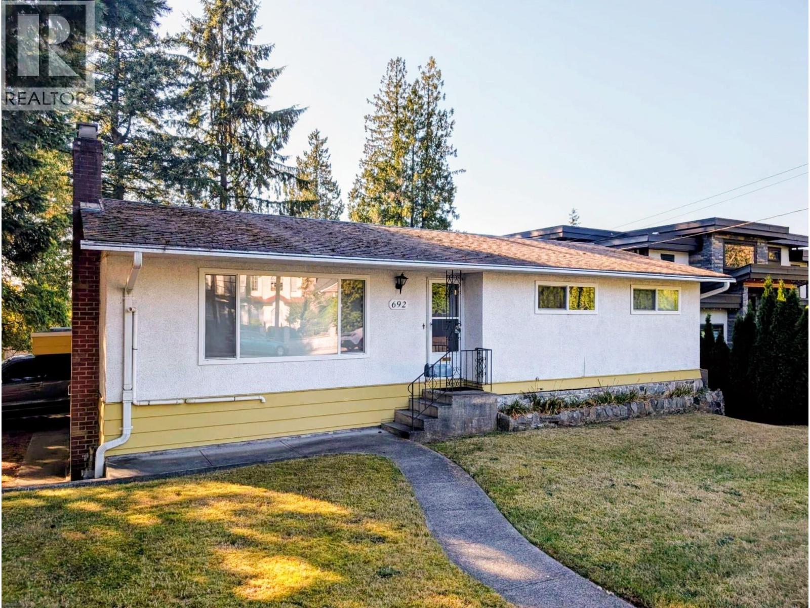 692 BLUE MOUNTAIN STREET, Coquitlam, British Columbia