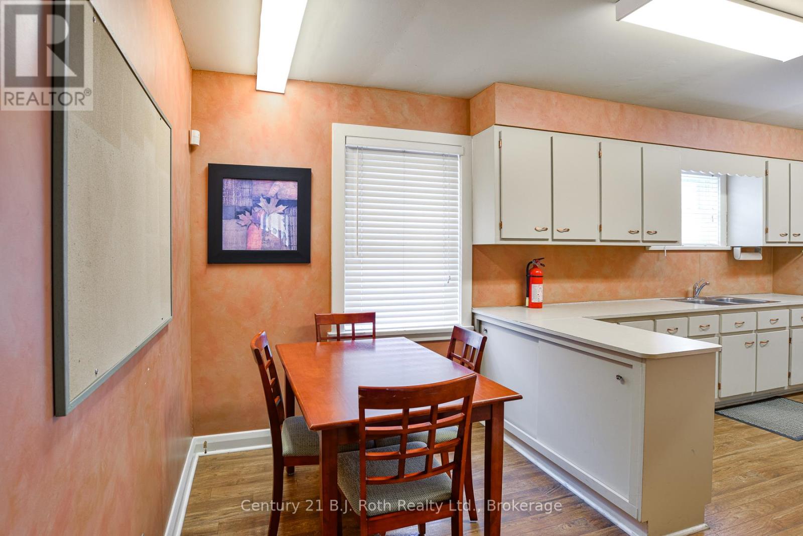 332 Mississaga Street W, Orillia, Ontario  L3V 3C1 - Photo 5 - S12448568