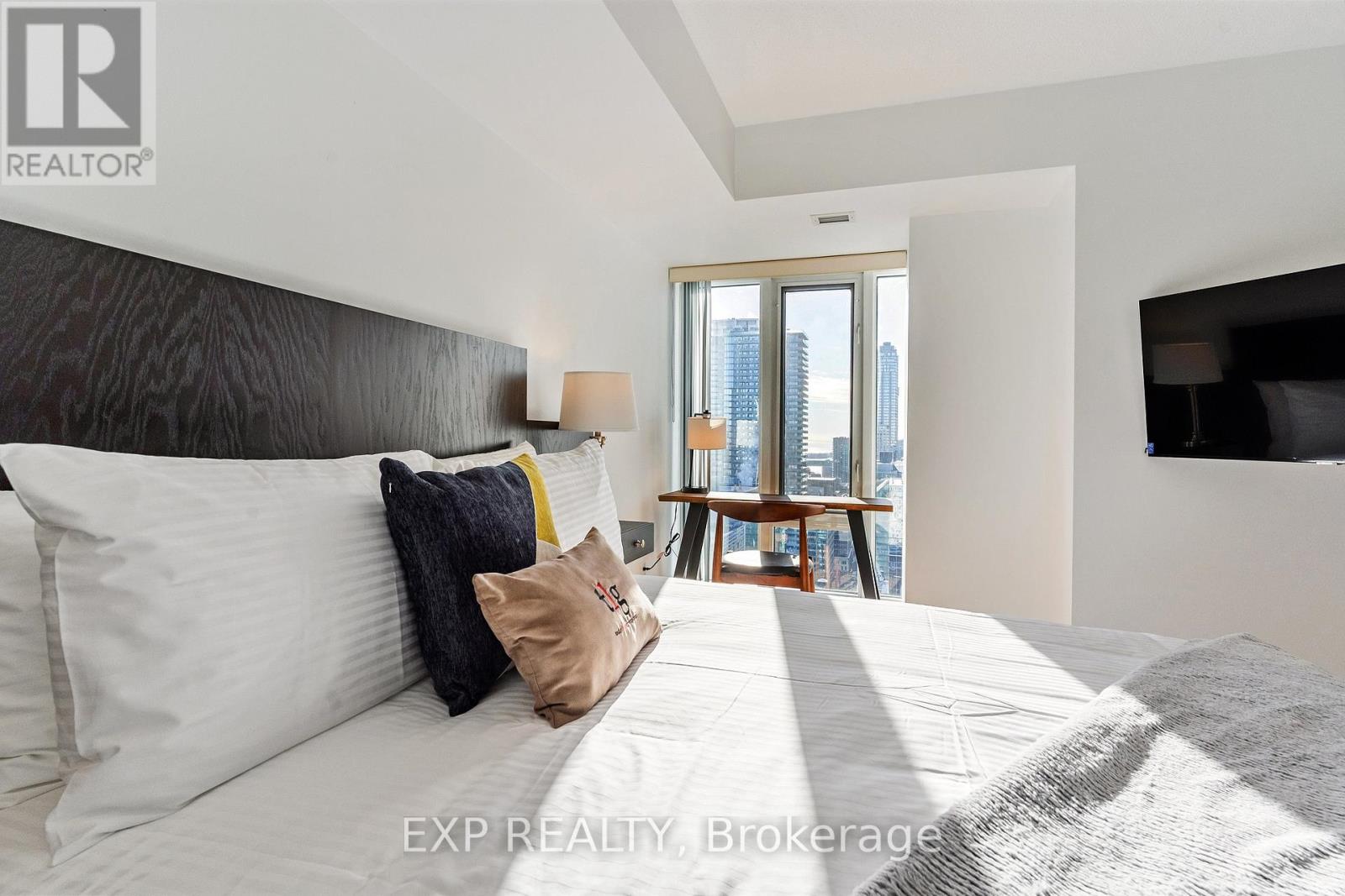 3205 - 210 Victoria Street, Toronto, Ontario  M5B 2R3 - Photo 2 - C12448539