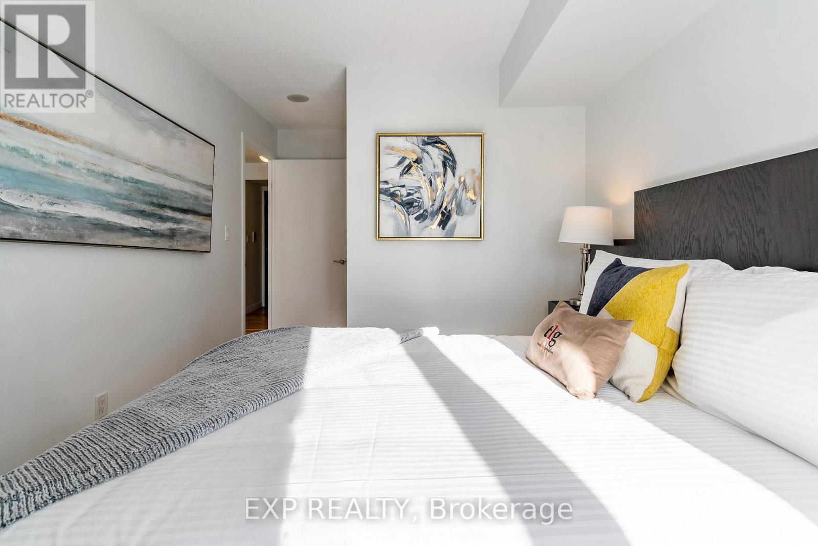 3205 - 210 Victoria Street, Toronto, Ontario  M5B 2R3 - Photo 4 - C12448539