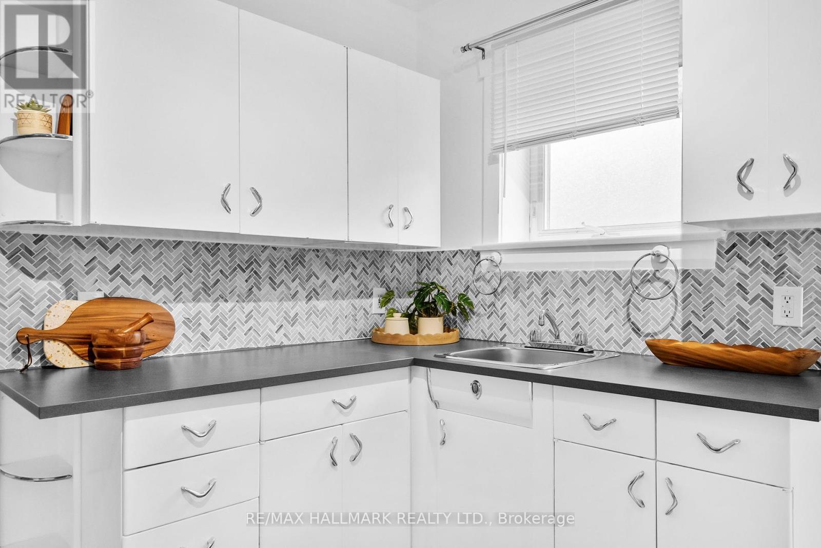 2099 Gerrard Street E, Toronto, Ontario  M4E 2B9 - Photo 17 - E12448564
