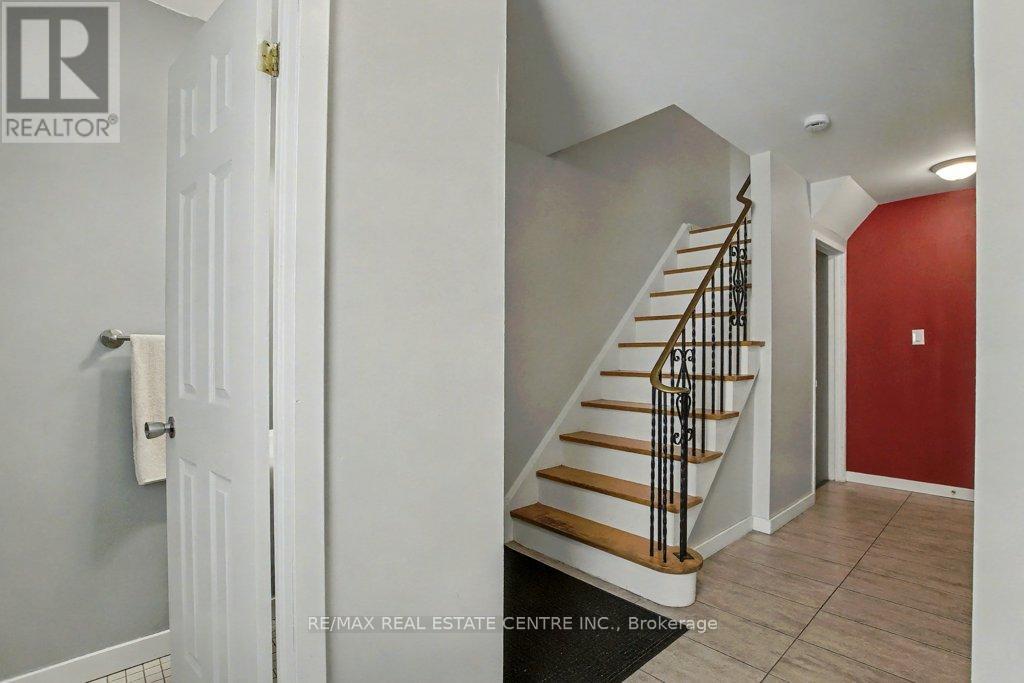 73 Obermeyer Drive, Kitchener, Ontario  N2A 1P5 - Photo 5 - X12448562