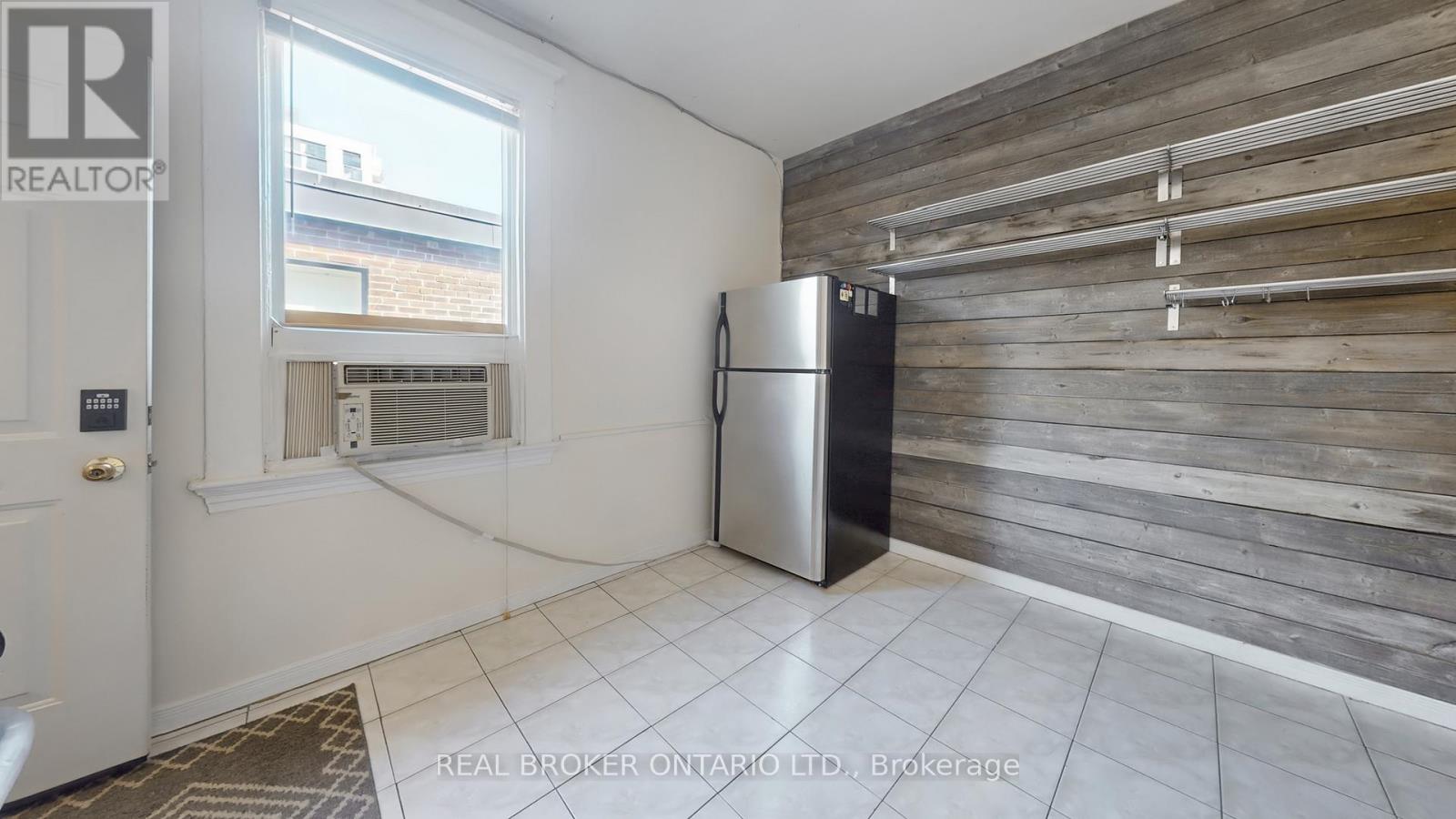Upper - 1016 Bloor Street W, Toronto, Ontario  M6H 1M2 - Photo 11 - W12448572