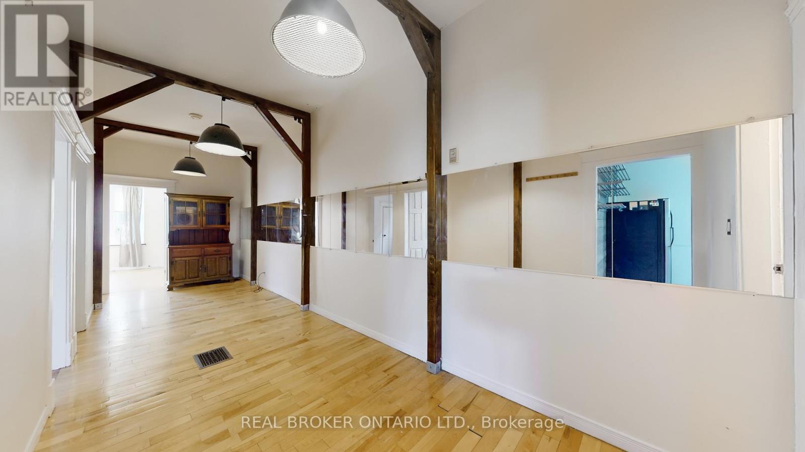 Upper - 1016 Bloor Street W, Toronto, Ontario  M6H 1M2 - Photo 12 - W12448572