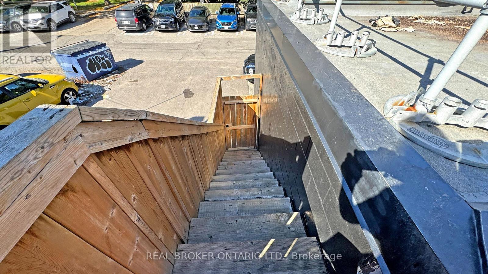 Upper - 1016 Bloor Street W, Toronto, Ontario  M6H 1M2 - Photo 41 - W12448572