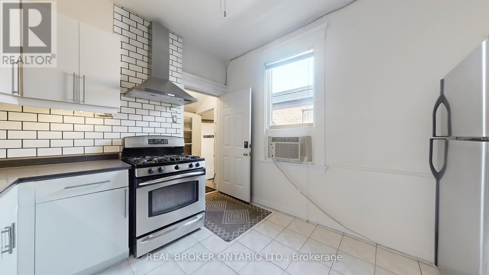 Upper - 1016 Bloor Street W, Toronto, Ontario  M6H 1M2 - Photo 8 - W12448572