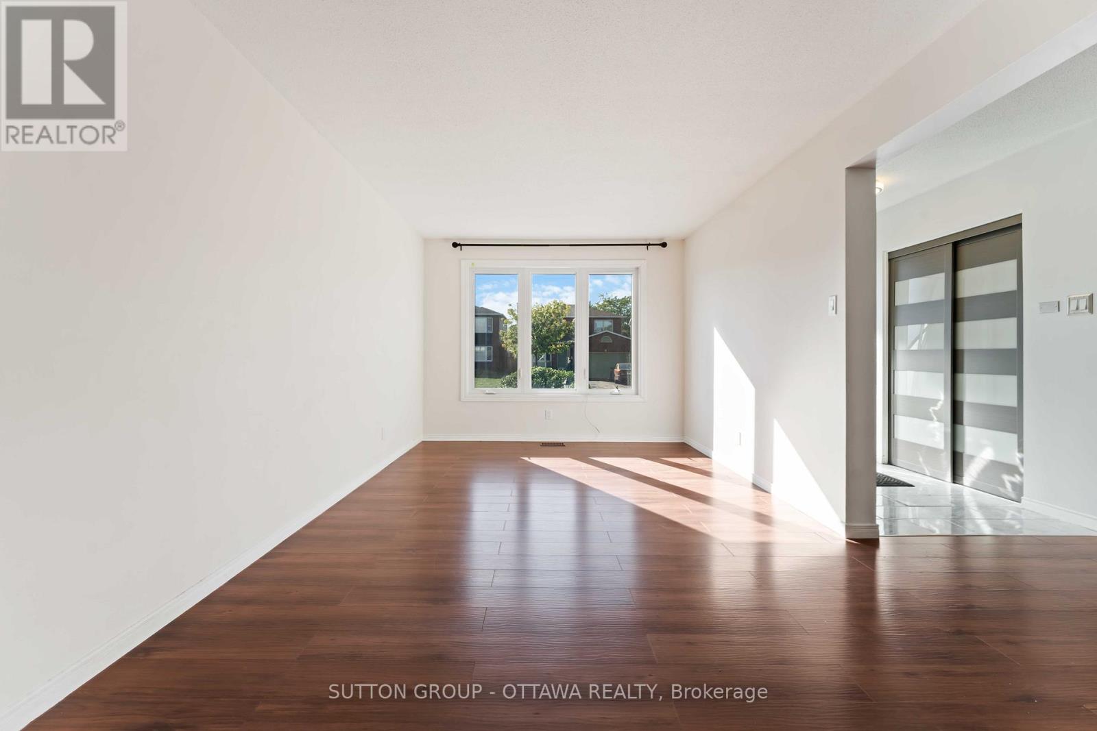 7 Castlethorpe Crescent, Ottawa, Ontario  K2G 5P6 - Photo 4 - X12448494