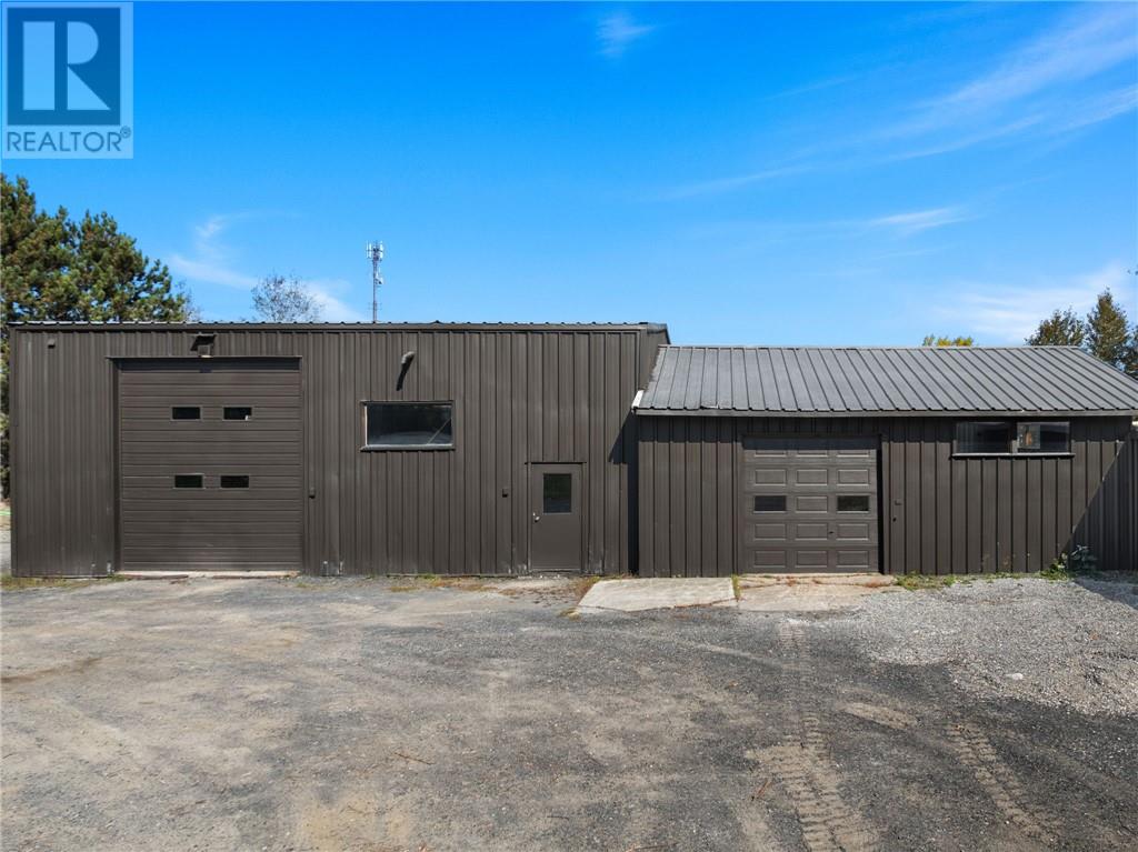 2200 Valleyview Road, Val Caron, Ontario P3N 1L1 - Photo 2 - 2125100