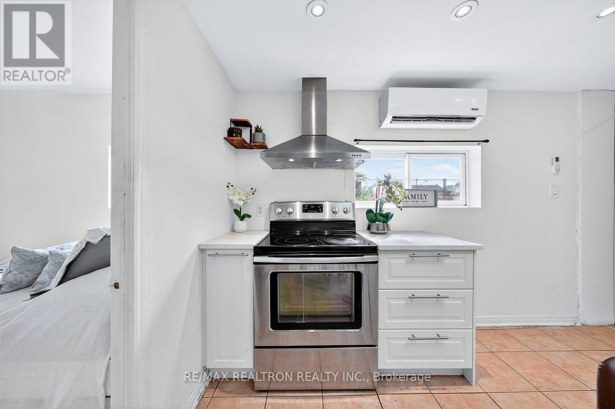 1640 Queen Street W, Toronto, Ontario  M6R 1B2 - Photo 15 - W12448599