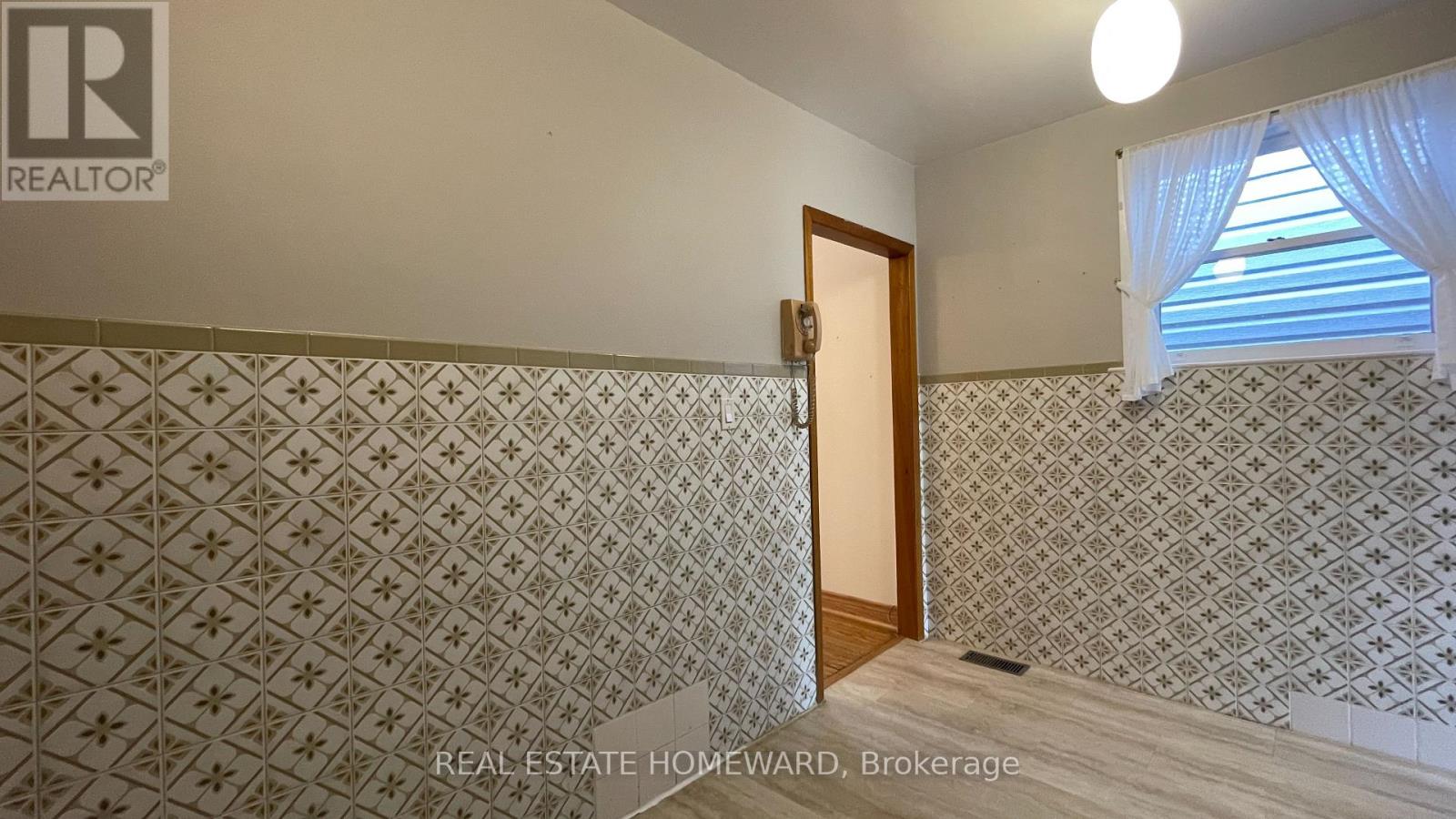 92 Barker Avenue, Toronto, Ontario  M4C 2N6 - Photo 15 - E12448601