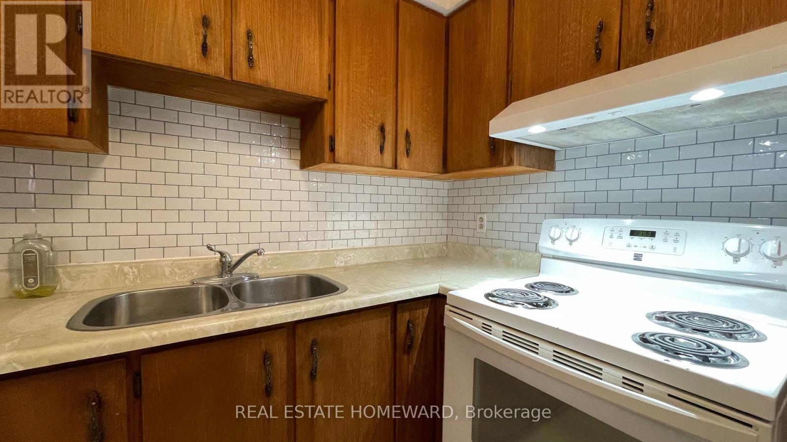 92 Barker Avenue, Toronto, Ontario  M4C 2N6 - Photo 3 - E12448601