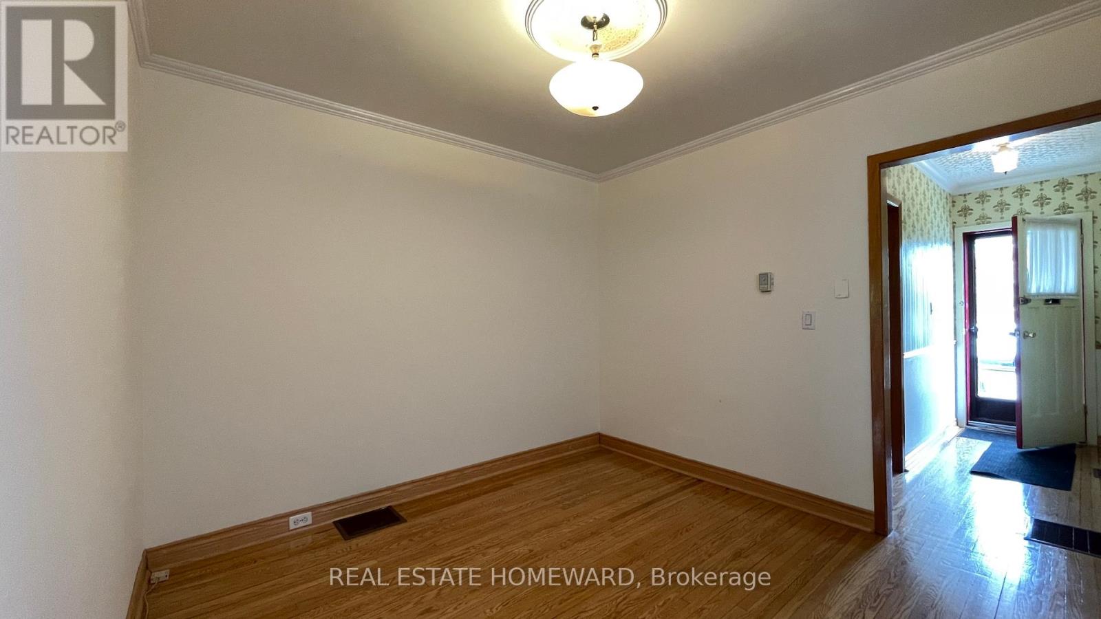 92 Barker Avenue, Toronto, Ontario  M4C 2N6 - Photo 7 - E12448601