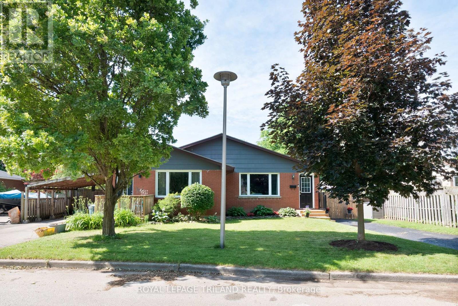 15 Mohegan Crescent, London East, Ontario  N5V 2X7 - Photo 44 - X12447622