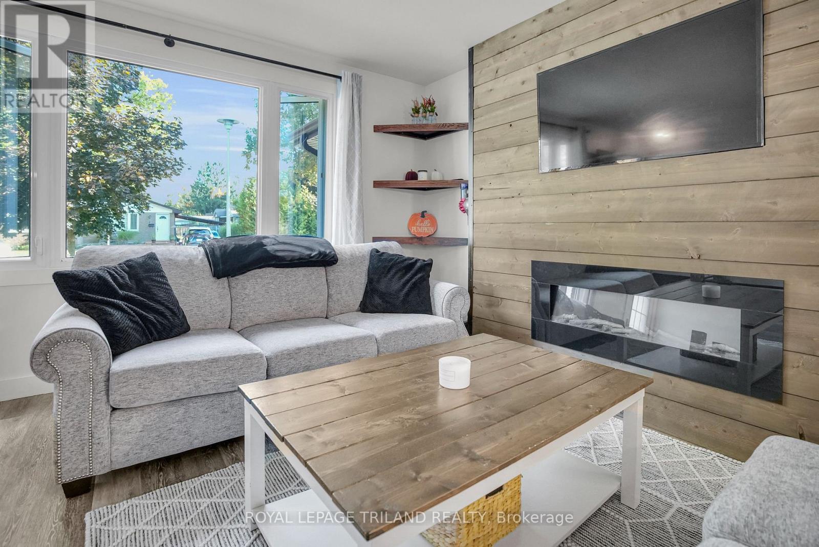 15 Mohegan Crescent, London East, Ontario  N5V 2X7 - Photo 5 - X12447622