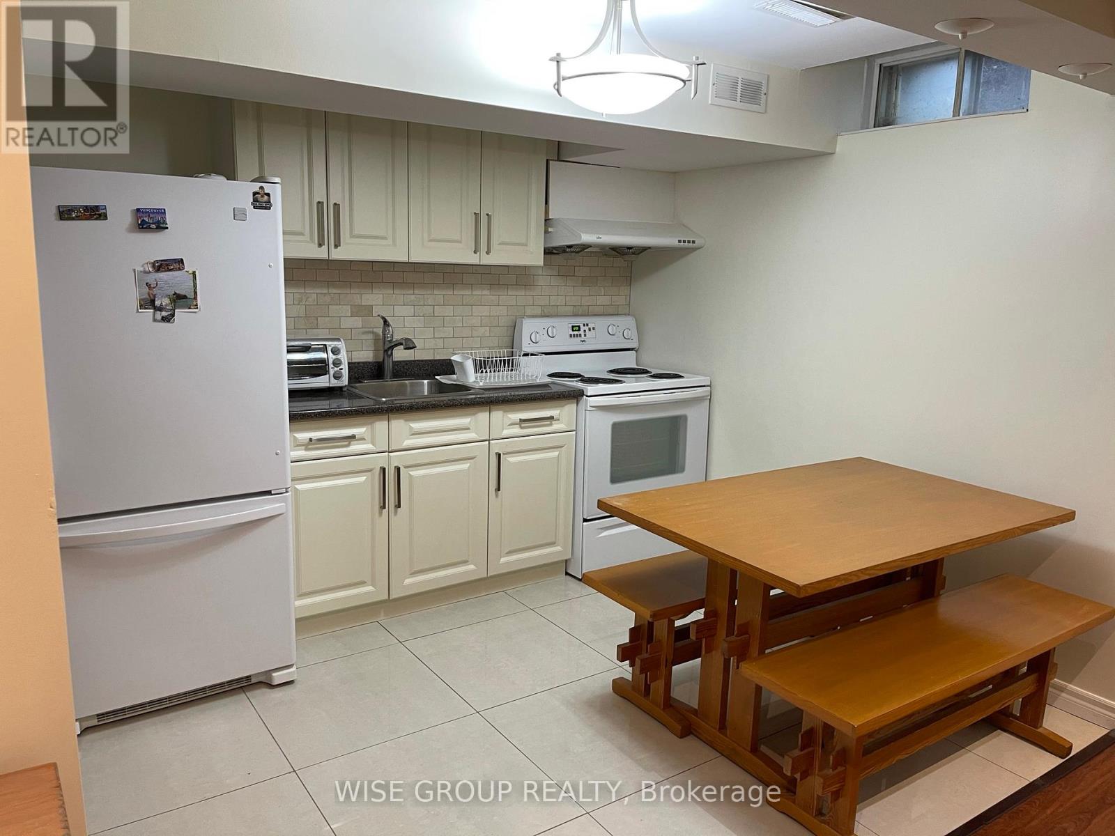 Bsmt - 71 Greenbelt Crescent, Richmond Hill, Ontario  L4C 5S1 - Photo 2 - N12448633