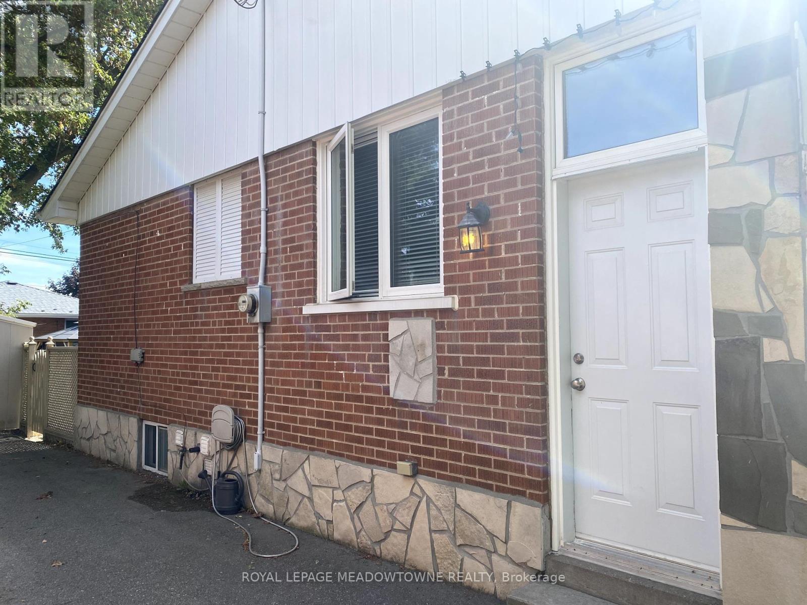56 Mcintyre Crescent, Halton Hills, Ontario  L7G 1N3 - Photo 2 - W12448619