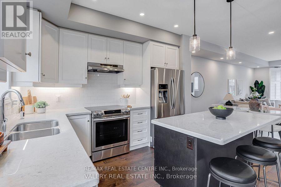 389 Hardwick Common Drive, Oakville, Ontario  L6H 0P7 - Photo 2 - W12448622