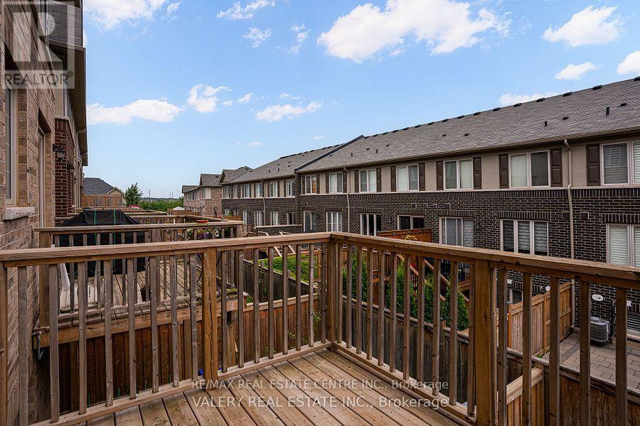 389 Hardwick Common Drive, Oakville, Ontario  L6H 0P7 - Photo 4 - W12448622