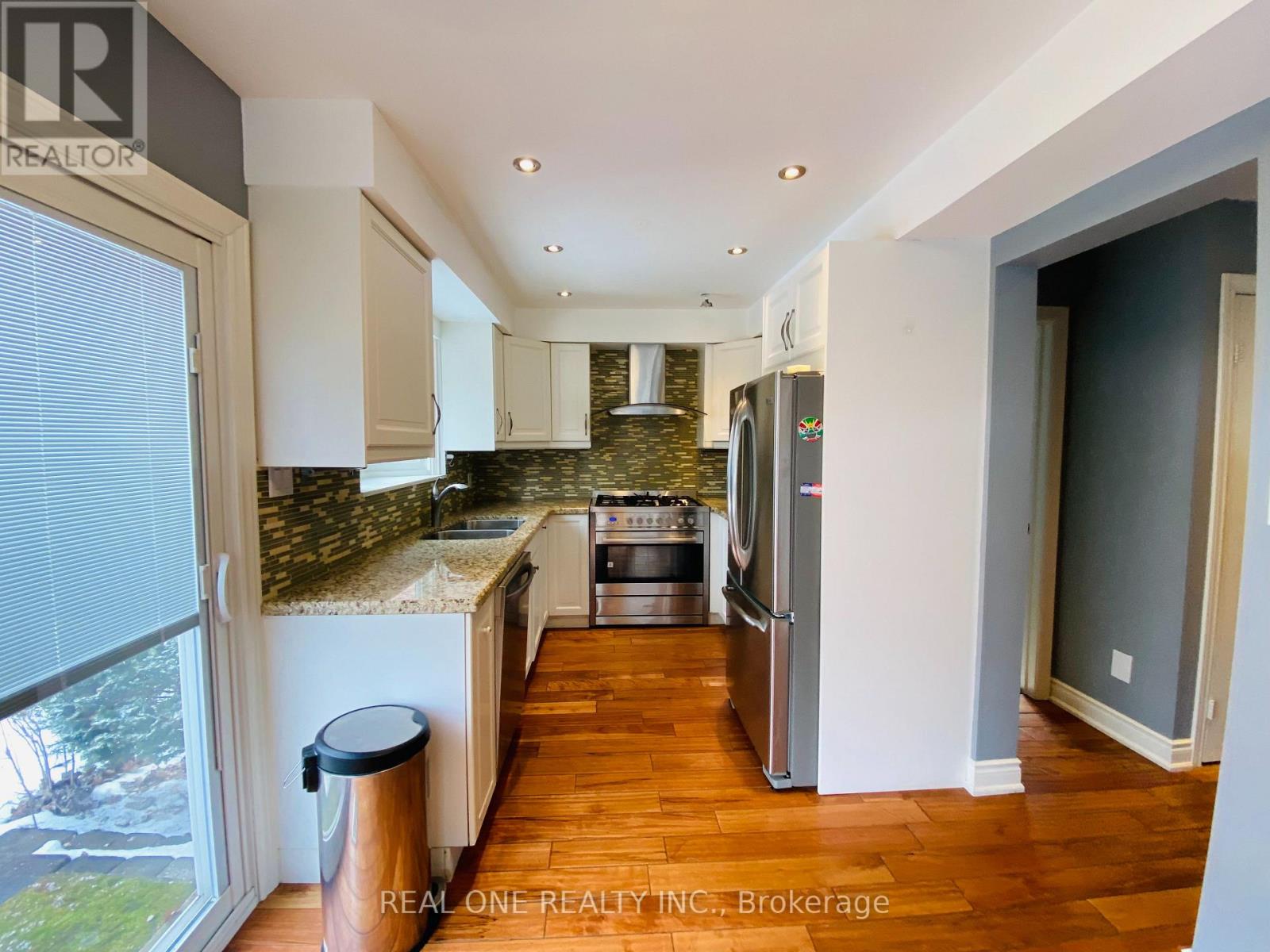 244 Romain Crescent, Oakville, Ontario  L6H 5A3 - Photo 6 - W12448626